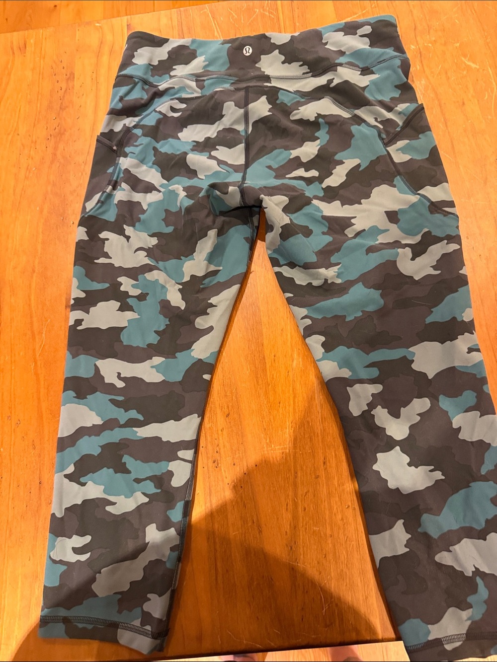 lululemon athletica women’s Teal & Gray Camo Leggings. With pockets crop